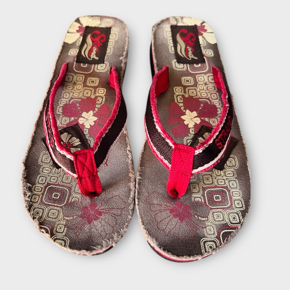 STRAND Vintage Red and Brown Black Floral Flip Flops Beach Boho Sandals 7-8
